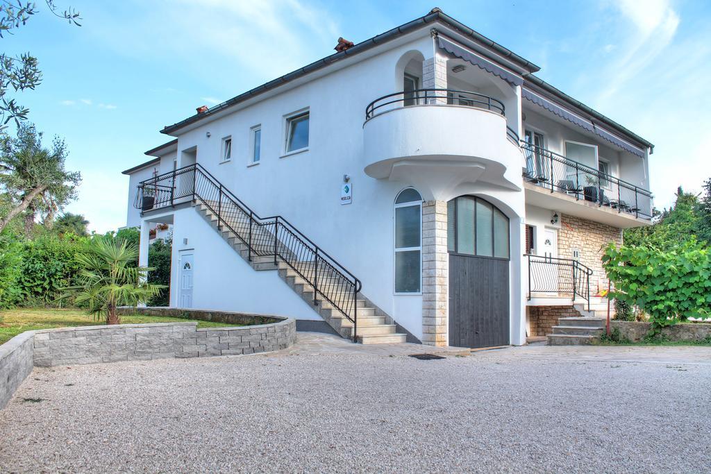 Apartments Nebuloza ロヴィニ エクステリア 写真