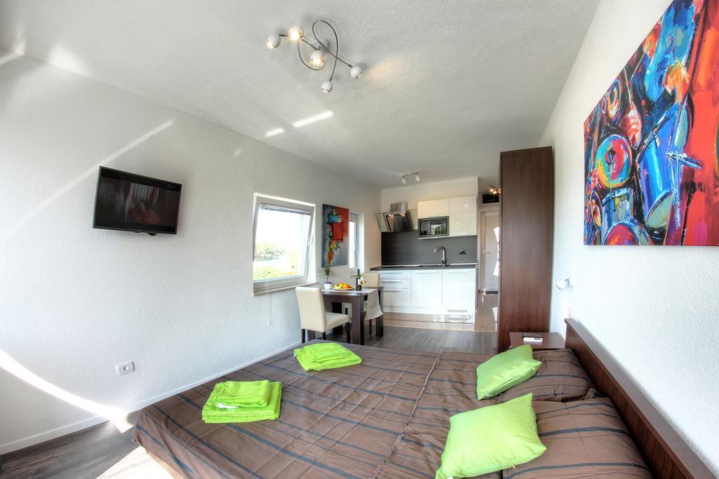 Apartments Nebuloza ロヴィニ エクステリア 写真