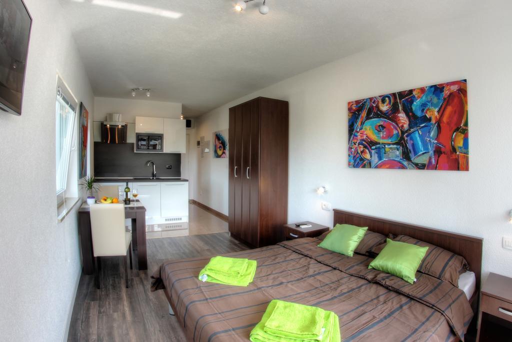 Apartments Nebuloza ロヴィニ エクステリア 写真
