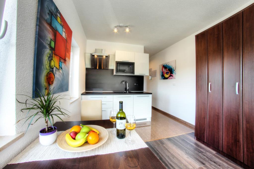 Apartments Nebuloza ロヴィニ エクステリア 写真