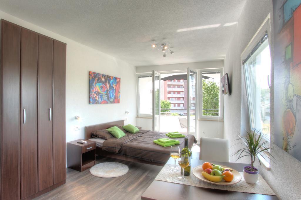 Apartments Nebuloza ロヴィニ エクステリア 写真