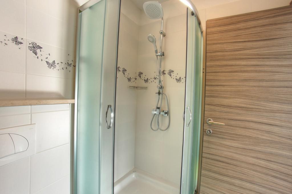 Apartments Nebuloza ロヴィニ エクステリア 写真