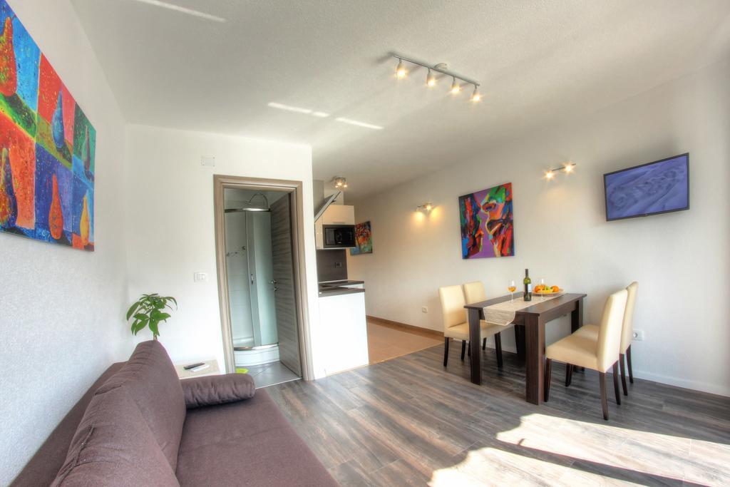 Apartments Nebuloza ロヴィニ エクステリア 写真