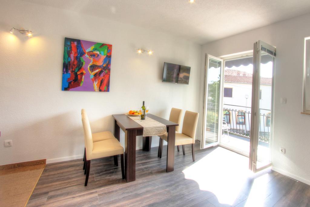 Apartments Nebuloza ロヴィニ エクステリア 写真