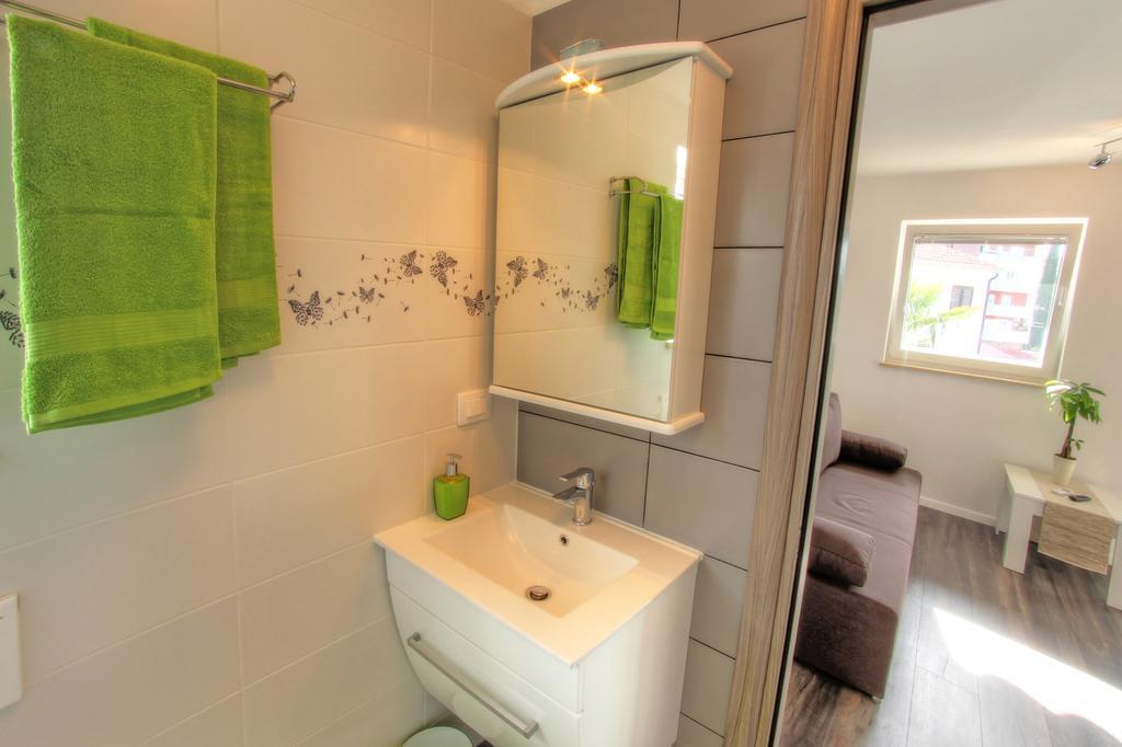 Apartments Nebuloza ロヴィニ エクステリア 写真