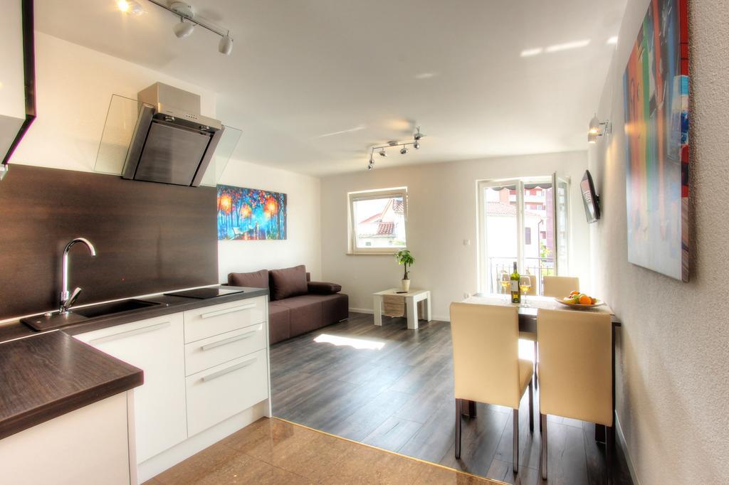 Apartments Nebuloza ロヴィニ エクステリア 写真